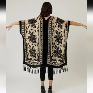 EUC IVORY & BLACK VELVET TAPESTRY TASSEL KIMONO SZ OS